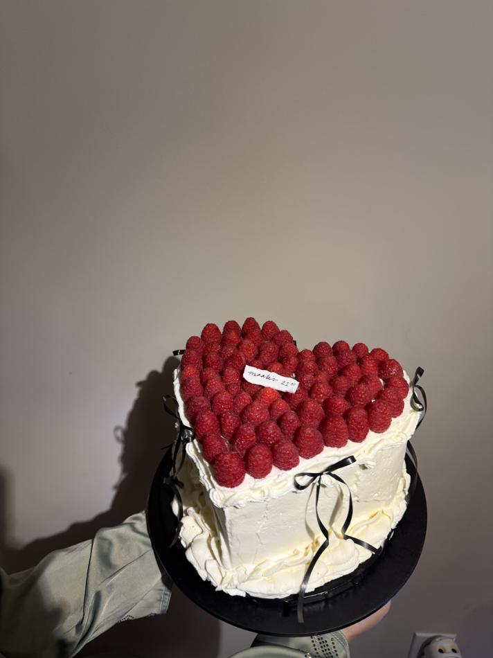 Custom cake by Mishti