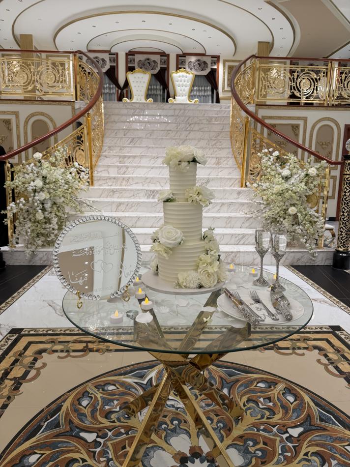 Custom cake by Mishti