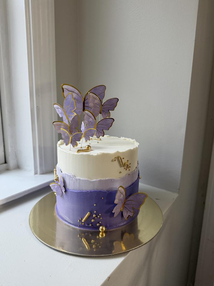 Custom cake by Mishti