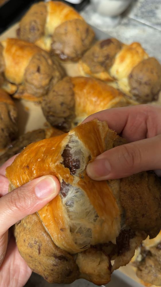 Cookie croissant pull-apart