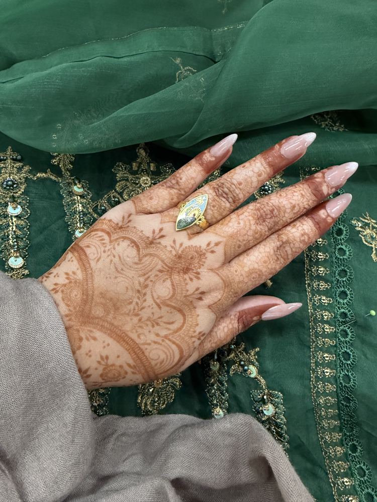 Scalloped lace henna on emerald