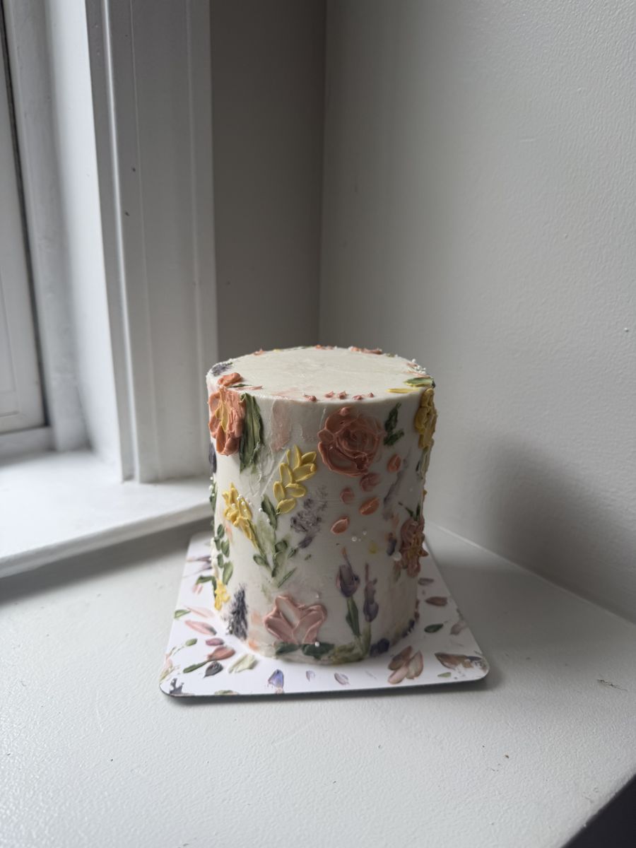 Custom cake by Mishti