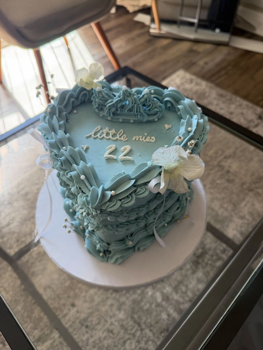Custom cake by Mishti