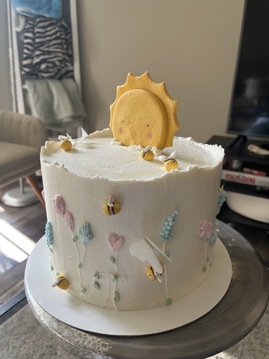 Custom cake by Mishti
